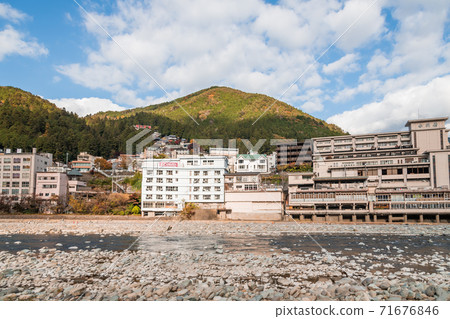 [下野溫泉町和飛ida河在紅葉] 71676846