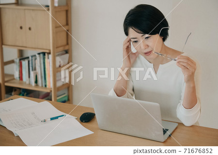 Women who feel eyestrain and headaches from teleworking and homework 71676852