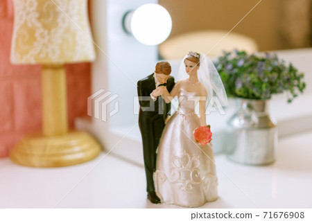 Miniature wedding hot sale couple doll