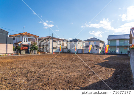 一個住宅區的風景與閉合的地面的 一個住宅區的風景與閉合的地面的 71677177