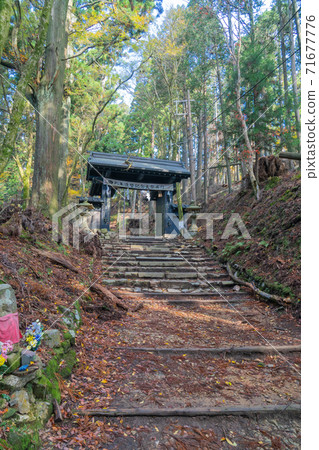 Atagoyama no Kuromon (November, Atagoyama, Kyoto) 71677776