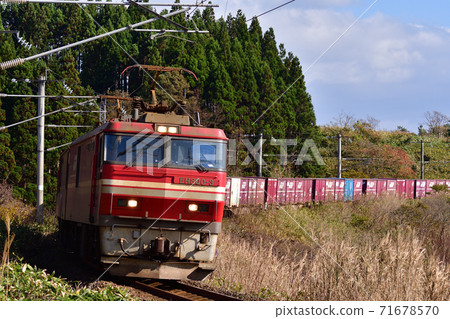 EH800 locomotive towing freight train 71678570