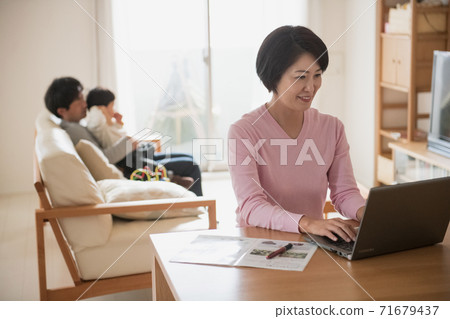 A father who baby-sits with a Japanese woman who works by telework, telework, or remote work A father who baby-sits with a Japanese woman who works by telework, telework, or remote work 71679437