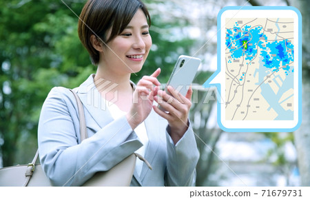 檢查在智能手機上的女性上班族的形象雨雲雷達 71679731