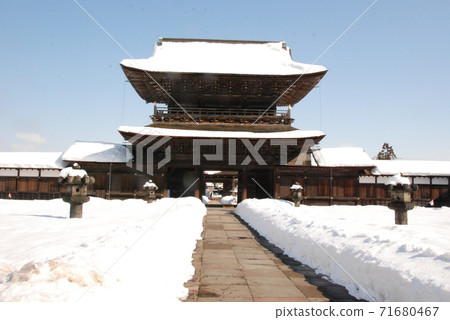 從內部看的瑞龍寺的“三門”（富山縣高岡市關本町35） 71680467