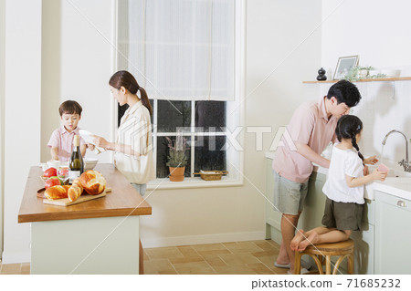 Concept of friendly family, happy family enjoying summer vacation at home 049 71685232