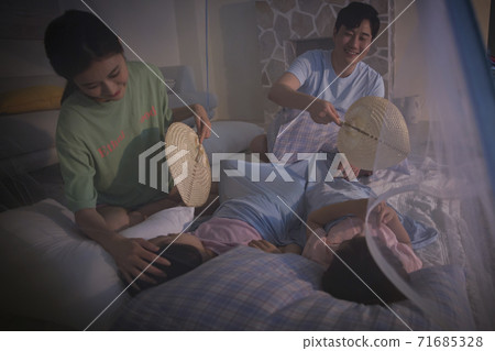 Concept of friendly family, happy family enjoying summer vacation at home 134 71685328