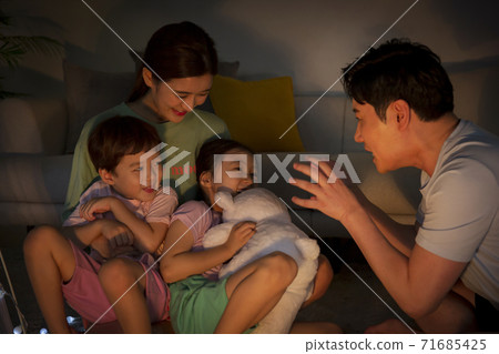 Concept of friendly family, happy family enjoying summer vacation at home 202 71685425