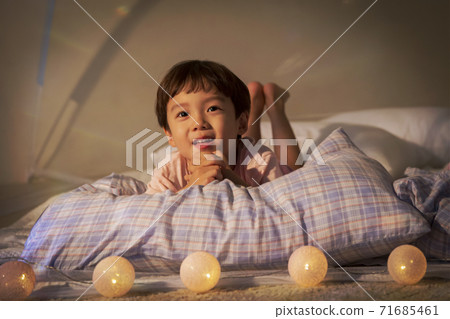 Concept of friendly family, happy family enjoying summer vacation at home 218 Concept of friendly family, happy family enjoying summer vacation at home 218 71685461