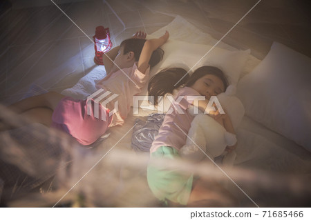Concept of friendly family, happy family enjoying summer vacation at home 219 Concept of friendly family, happy family enjoying summer vacation at home 219 71685466
