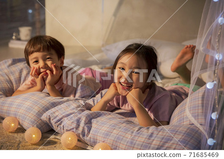 Concept of friendly family, happy family enjoying summer vacation at home 220 Concept of friendly family, happy family enjoying summer vacation at home 220 71685469