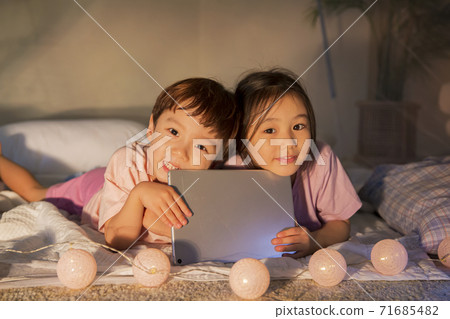 Concept of friendly family, happy family enjoying summer vacation at home 225 Concept of friendly family, happy family enjoying summer vacation at home 225 71685482