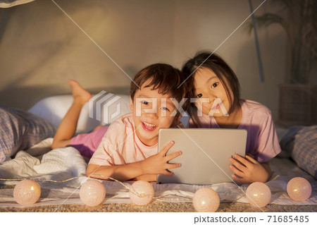 Concept of friendly family, happy family enjoying summer vacation at home 226 Concept of friendly family, happy family enjoying summer vacation at home 226 71685485