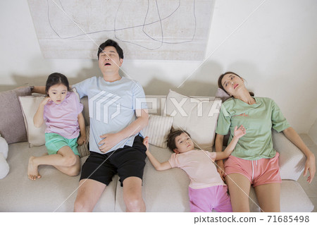 Concept of friendly family, happy family enjoying summer vacation at home 237 71685498