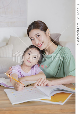 Concept of friendly family, happy family enjoying summer vacation at home 260 71685525