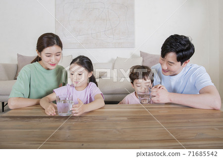 Concept of friendly family, happy family enjoying summer vacation at home 275 Concept of friendly family, happy family enjoying summer vacation at home 275 71685542