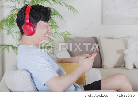 Concept of friendly family, happy family enjoying summer vacation at home 289 Concept of friendly family, happy family enjoying summer vacation at home 289 71685559