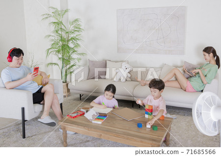 Concept of friendly family, happy family enjoying summer vacation at home 292 71685566