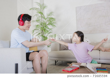 Concept of friendly family, happy family enjoying summer vacation at home 305 71685594