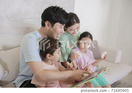 Concept of friendly family, happy family enjoying summer vacation at home 313 71685605