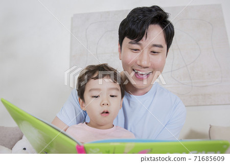 Concept of friendly family, happy family enjoying summer vacation at home 318 71685609