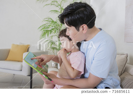 Concept of friendly family, happy family enjoying summer vacation at home 316 71685611