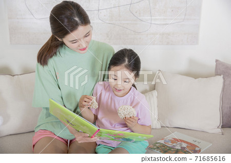 Concept of friendly family, happy family enjoying summer vacation at home 322 71685616