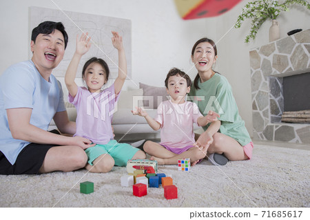 Concept of friendly family, happy family enjoying summer vacation at home 326 71685617