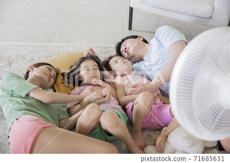 Concept of friendly family, happy family enjoying summer vacation at home 336 Concept of friendly family, happy family enjoying summer vacation at home 336 71685631