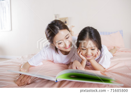 Concept of friendly family, Loving mother and cute daughter 067 Concept of friendly family, Loving mother and cute daughter 067 71685800