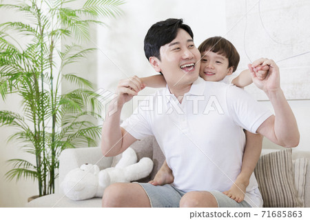 Concept of friendly family, Loving father and cute son 001 Concept of friendly family, Loving father and cute son 001 71685863