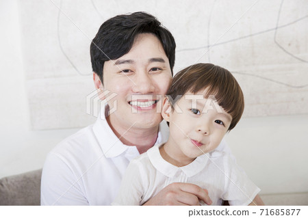 Concept of friendly family, Loving father and cute son 005 Concept of friendly family, Loving father and cute son 005 71685877