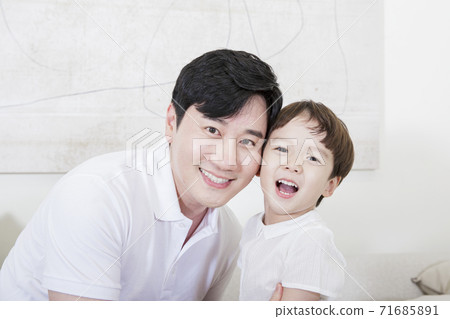 Concept of friendly family, Loving father and cute son 011 Concept of friendly family, Loving father and cute son 011 71685891
