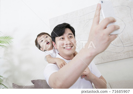 Concept of friendly family, Loving father and cute son 015 Concept of friendly family, Loving father and cute son 015 71685907