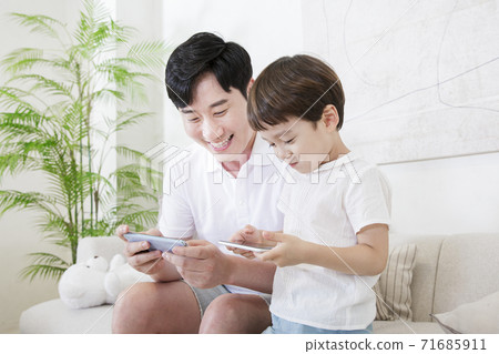 Concept of friendly family, Loving father and cute son 017 Concept of friendly family, Loving father and cute son 017 71685911