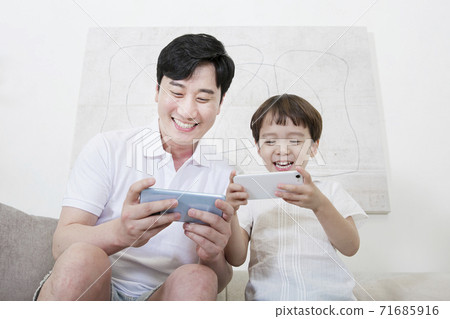 Concept of friendly family, Loving father and cute son 018 Concept of friendly family, Loving father and cute son 018 71685916