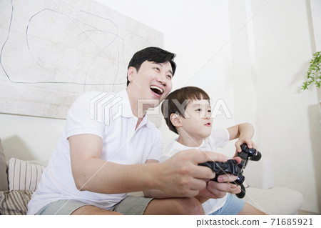 Concept of friendly family, Loving father and cute son 021 Concept of friendly family, Loving father and cute son 021 71685921
