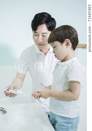 Concept of friendly family, Loving father and cute son 044 Concept of friendly family, Loving father and cute son 044 71685965