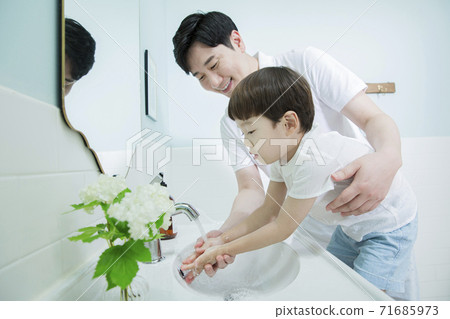 Concept of friendly family, Loving father and cute son 041 Concept of friendly family, Loving father and cute son 041 71685973