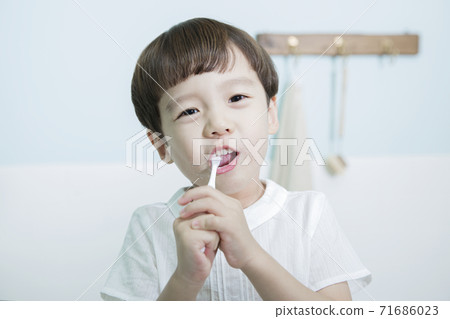 Concept of friendly family, Loving father and cute son 053 Concept of friendly family, Loving father and cute son 053 71686023