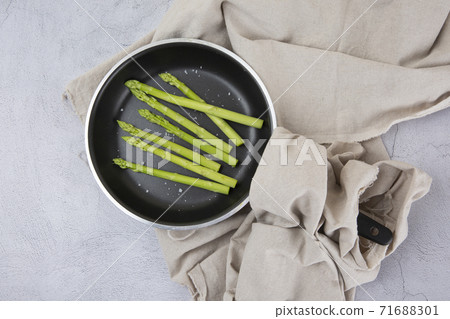 Close up of fresh green asparagus 144 71688301