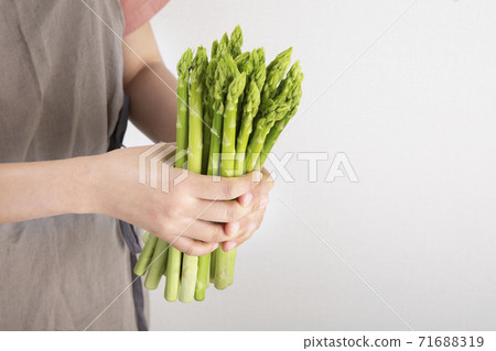 Close up of fresh green asparagus 150 71688319
