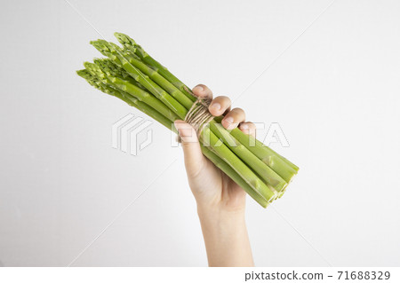 Close up of fresh green asparagus 155 71688329