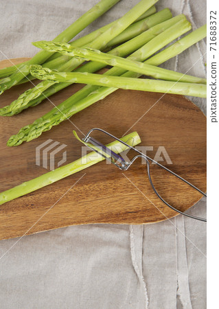 Close up of fresh green asparagus 171 71688372
