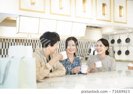 Happiness people lifestyle, smiling active senior ladies 058 Happiness people lifestyle, smiling active senior ladies 058 71689923