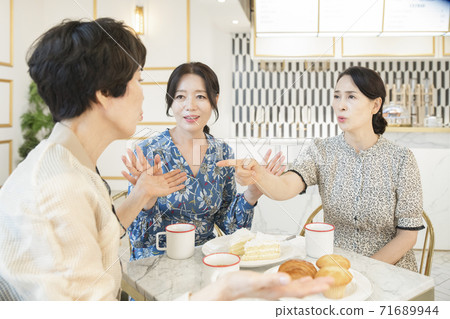 Happiness people lifestyle, smiling active senior ladies 067 Happiness people lifestyle, smiling active senior ladies 067 71689944