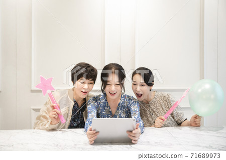 Happiness people lifestyle, smiling active senior ladies 084 71689973