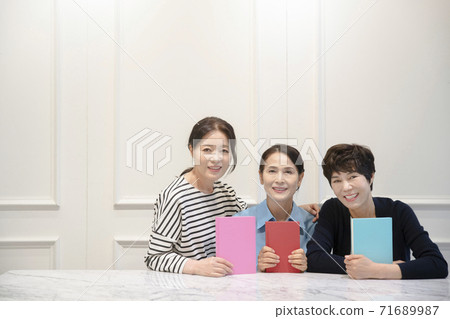 Happiness people lifestyle, smiling active senior ladies 094 71689987