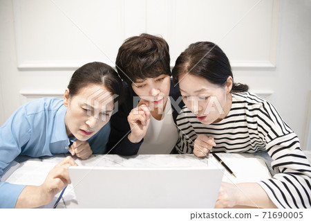 Happiness people lifestyle, smiling active senior ladies 105 Happiness people lifestyle, smiling active senior ladies 105 71690005