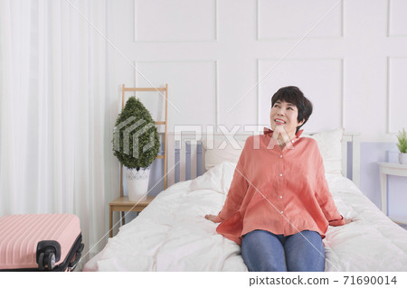 Happiness people lifestyle, smiling active senior ladies 114 Happiness people lifestyle, smiling active senior ladies 114 71690014